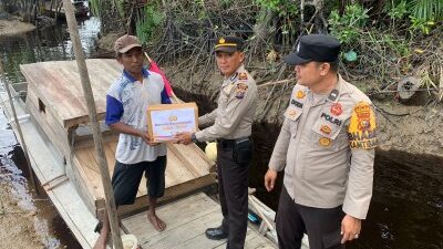 Nelayan Tradisional di Merbau dapat Bansos Dampak Kenaikan Harga Bapokting dari Polsek