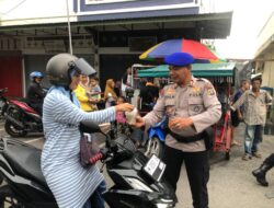 Pengendara Patuh Aturan Lalin dan Masyarakat di Pelabuhan Kempang dapat Bingkisan Takjil dari Satpolairud