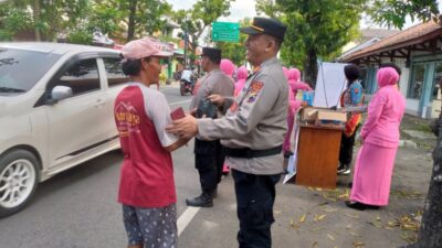 Polsek Pemalang Kota Bersama Bhayangkari Bagikan Takjil dan Ratusan Kotak Nasi