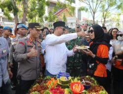 Hari Buruh 1 Mei, Ketua DPRD Kota Batam Suapi Buruh Nasi Tumpeng