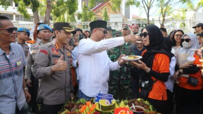 Hari Buruh 1 Mei, Ketua DPRD Kota Batam Suapi Buruh Nasi Tumpeng