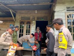Sobat Kamis Barokah Polsek Merbau Ulurkan Bantuan kepada Keluarga Balita Stunting di Mekarsari