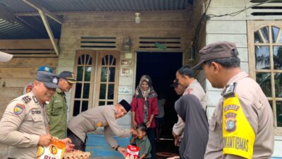 Sobat Kamis Barokah Polsek Merbau Ulurkan Bantuan kepada Keluarga Balita Stunting di Mekarsari