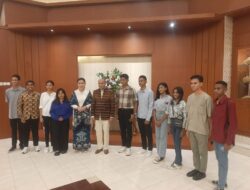 Bunda Julie Laiskodat Berikan Beasiswa Kepada 10 Siswa Berprestasi Asal NTT Melanjutkan Studi di IPMI
