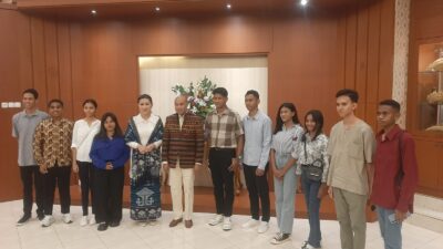 Bunda Julie Laiskodat Berikan Beasiswa Kepada 10 Siswa Berprestasi Asal NTT Melanjutkan Studi di IPMI