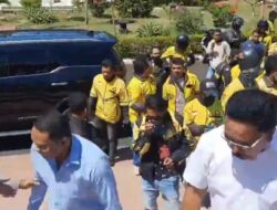 Menyampaikan Aspirasi, Aliansi Driver Maxim Melakukan Orasi Di Kantor DPRD Kota Kupang