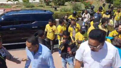 Menyampaikan Aspirasi, Aliansi Driver Maxim Melakukan Orasi Di Kantor DPRD Kota Kupang