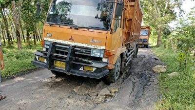 Jalan Besar Rawang Panca Arga Rusak Parah, Diduga Dampak Truck Proyek Bermuatan Material Lalu Lalang