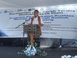 PJ Walikota Kupang Serahkan Bantuan 18 Rumah Layak Huni Warga Oesapa