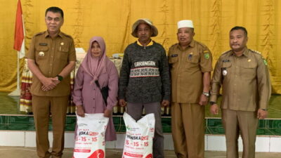 Bupati Wan Siswandi Serahkan Bantuan Pupuk di Kecamatan Batubi