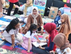 Bunda Literasi Kepri Piknik Bersama Puluhan Anak-anak, Baca Buku Bareng hingga Main Game
