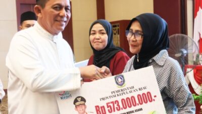 Pemprov Kepri Serahkan Bantuan Usaha Cuma-Cuma Senilai Rp1,965 Miliar kepada 1.965 UMKM se Kota Tanjungpinang