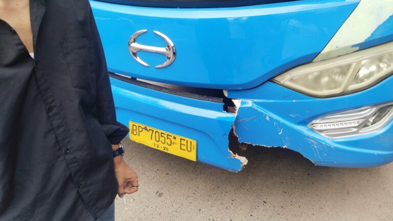 Kecelakaan di Sekupang, Pengendara Motor Terjatuh, Nyaris Tergilas Bus Trans Batam