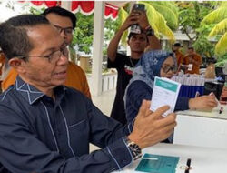 Didampingi Keluarga, Amsakar Achmad Tunaikan Hak Pilih di TPS 18 Batam Center