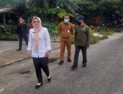 Rika Azmi Tinjau TPS di Pasar Lama