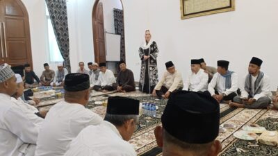 Bersama Sang Suami, Bupati Natuna Salurkan Zakat Mal Untuk 298 Mubaligh