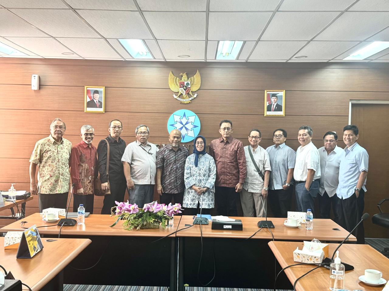 CAPTION: Sekjen PWI Pusat Wina Armada bersama dengan jajaran pengurus mengadakan pertemuan dengan Ketua Dewan Pers Ninik Rahayu dan jajaran, Rabu (24/4/2025).