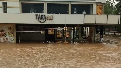 Hujan Deras Satu Jam, Pertokoan dan Hotel Ramayana di Batam Terendam Banjir