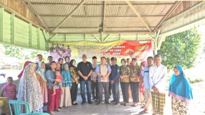 Kejari Natuna Bagikan Kurban Kepelosok Desa