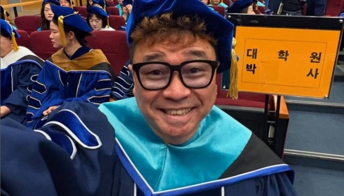 Kang Won-rae Overcomes Paralysis to Earn PhD, Pushes K-pop Reform