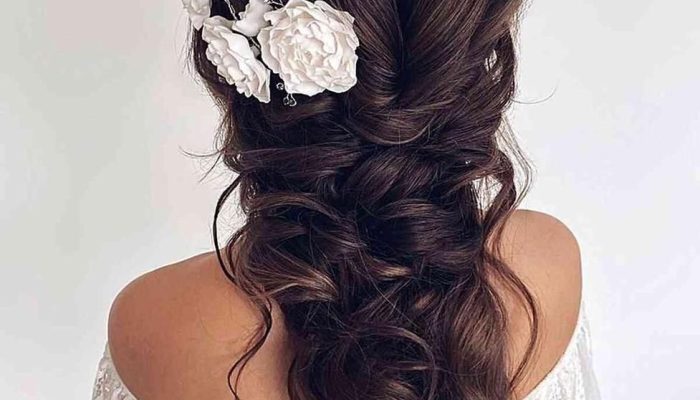 15 Gaya Rambut Bridesmaid yang Anggun dan Elegan