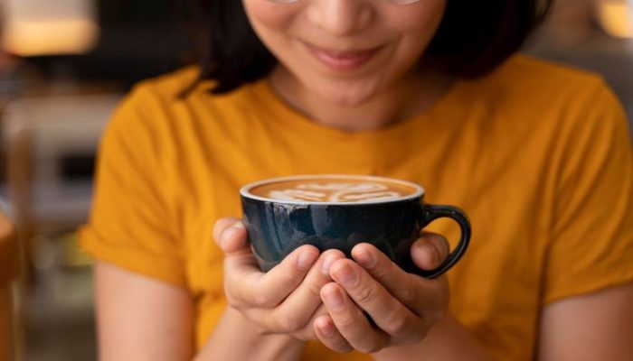 Psikologi Ungkap 7 Kepribadian Pecinta Minum Perlahan