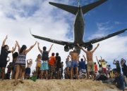 Hanya Berjemur? Pantai Ini Menawarkan Pemandangan Pesawat Mendarat Langsung