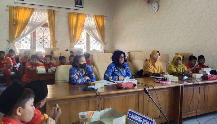 Siswa dan Orang Tua Serbu Kantor DPRD Usai Sekolah Ditutup, Minta Pindah ke SD Lain