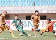 Pertandingan Seru Victor Dethan vs Arkhan Fikri di Laga PSM Makassar vs Arema FC