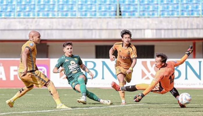 Pertandingan Seru Victor Dethan vs Arkhan Fikri di Laga PSM Makassar vs Arema FC