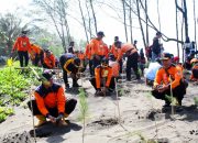 Lanal Tegal Ajak Warga Tanam 1.500 Pohon Cemara Laut untuk Lindungi Pesisir