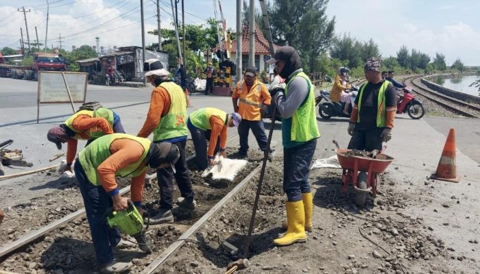 KAI Daop 4 Semarang Perkuat Keandalan Jalur dengan Perbaikan Geometri Rel di Dua Perlintasan Pemalang