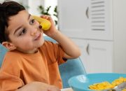 7 Cara Anak Menyampaikan Kasih Sayang yang Sering Orangtua Lewatkan