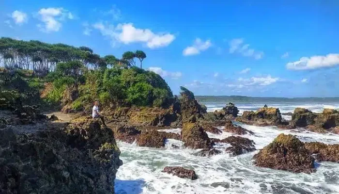 Pesona Pantai Karangtawulan: Tebing Eksotis dan Tanah Lot Tersembunyi di Selatan Tasikmalaya