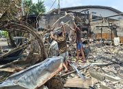 Pedagang Kalibata Sisir Puing Warung Terbakar, Cari Sisa Dagangan