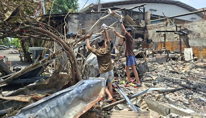 Pedagang Kalibata Sisir Puing Warung Terbakar, Cari Sisa Dagangan