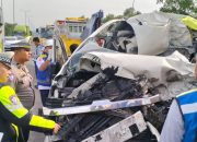 Maut di Tol: Minibus vs Truk, 2 Jiwa Melayang