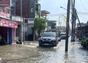 Mobil Matik Terjang Banjir: Batas Aman Terlampaui