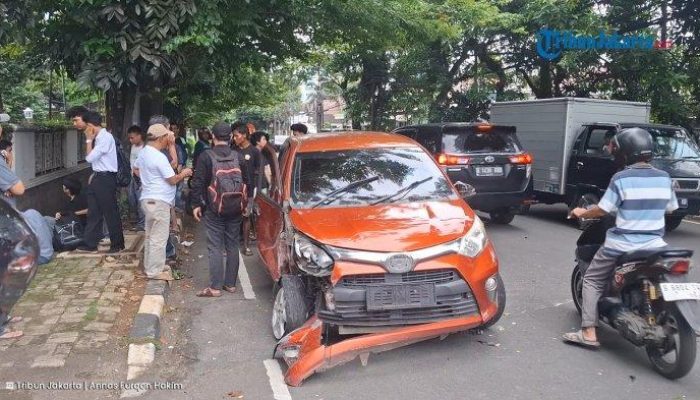 Pancoran Berdarah: Calya Hancur dalam Tabrakan Maut dengan Transjakarta