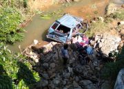 Elf Tabrak Mobil Travel 12 Penumpang, Terjun ke Jurang