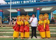 Roby Bagikan 6.434 Seragam Sekolah Gratis