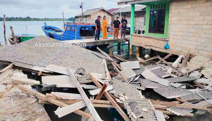 Brak! Rumah Ambruk & 1 Rumah Retak-retak di Kp Baru Keke