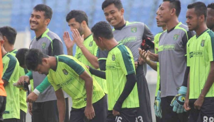 Persebaya Store Royal Plaza: Aura Belanja Bonek Meledak, Langsung Diserbu