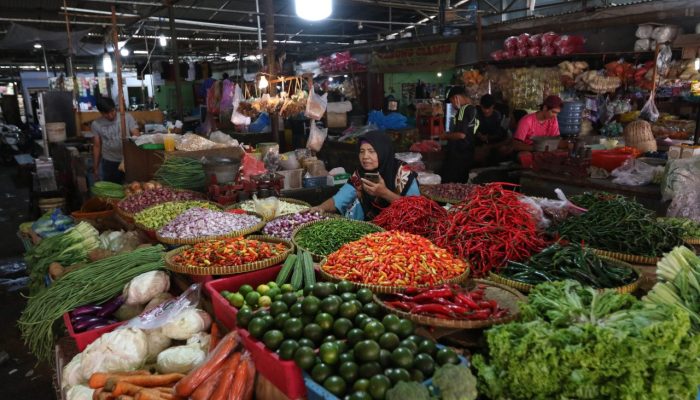 Warsubi Pantau Ketersediaan & Harga Pangan Jelang Nataru 2025 di Pasar Pon Jombang