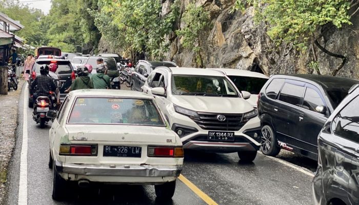 Longsoran batu jatuh ke jalan lintasan pegunungan Geurutee