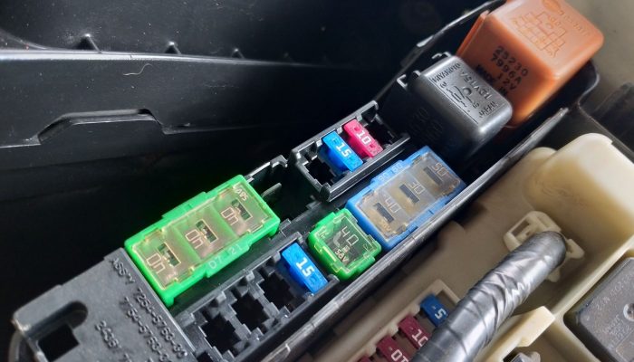 Sekring Mobil Meleleh? Ternyata Ini Penyebab Sepele!