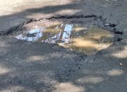 Jalan Berlubang Saat Hujan: Ancaman Nyawa Pengendara