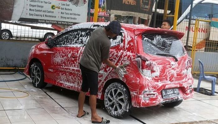 Cuaca Tak Pasti: Kapan Waktu Tepat Cuci Mobil?