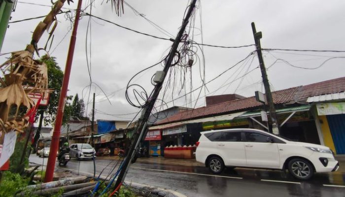 Kabel Semrawut Ciputat: Truk Nyangkut, Warga Menanti Solusi