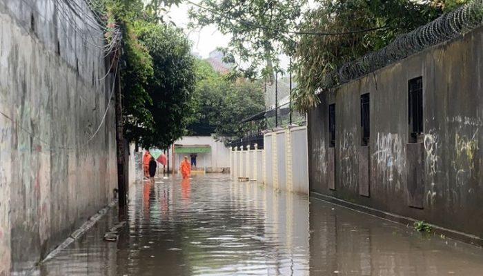 Kemang Selatan Terendam Akibat Hujan Deras Pagi Ini
